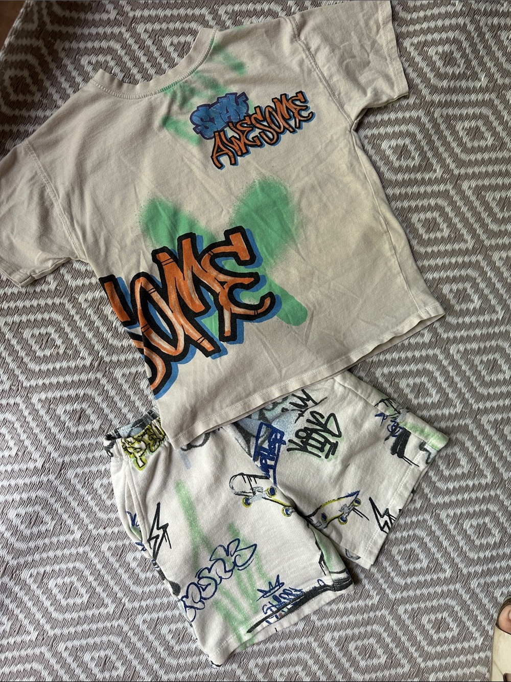 Zara Boys Set Cream Tee & Shorts with Green & Orange Graffiti Size 8